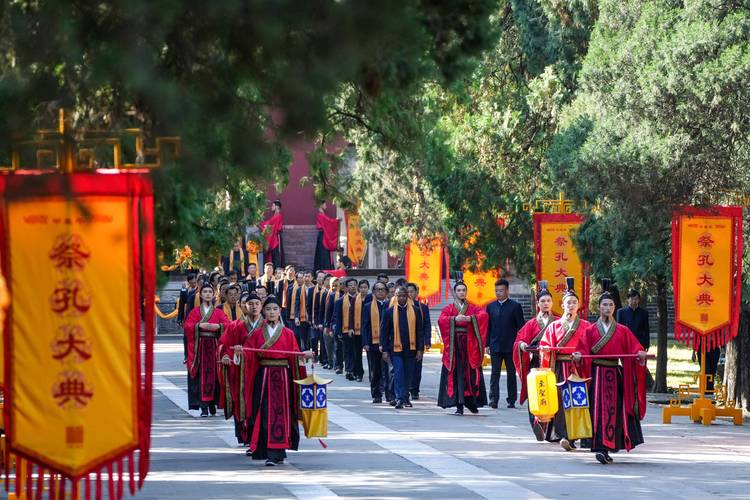 山东曲阜万仞宫墙清晨祭孔大典开场