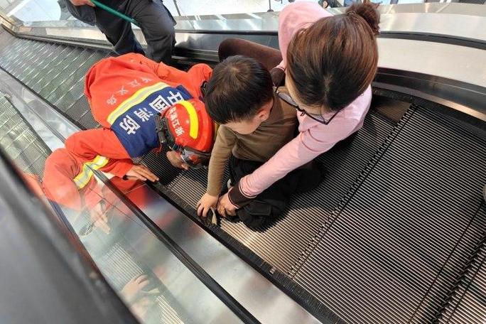 三岁孩子在超市电梯前因秩序被打乱大哭