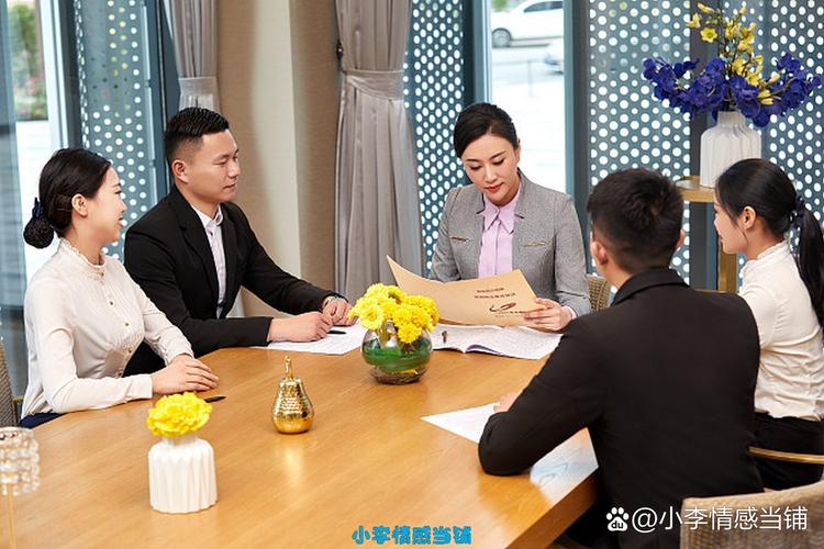 大学生创业团队在咖啡厅与天使投资人会谈场景