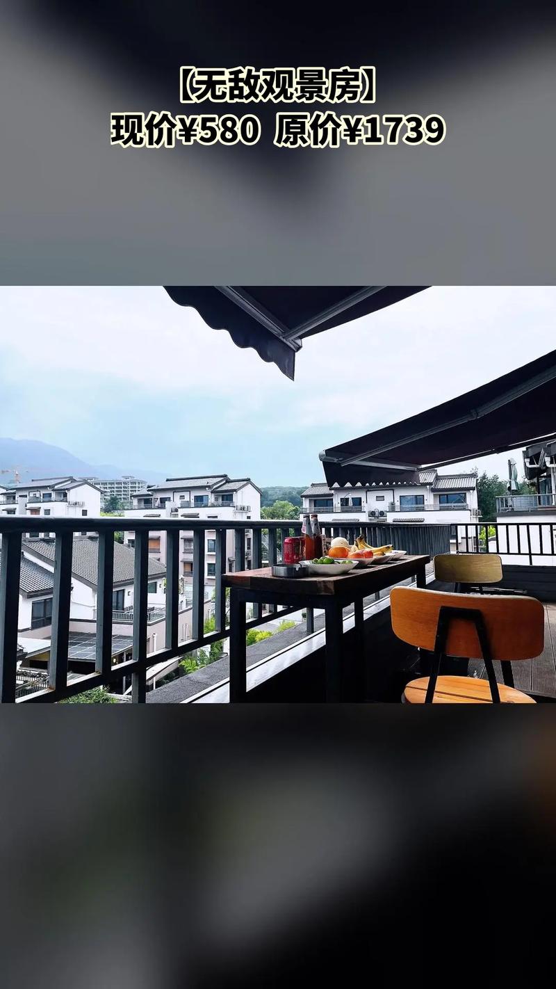太白山游客中心旁山景民宿露台视角