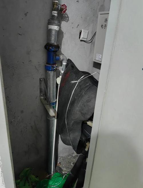 业主拍摄物业关闭水阀现场照片