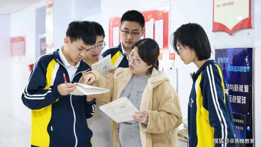 中小学班主任走廊整理学生资料场景