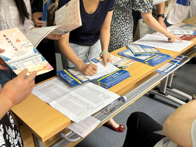 新高考志愿填报家长咨询现场图