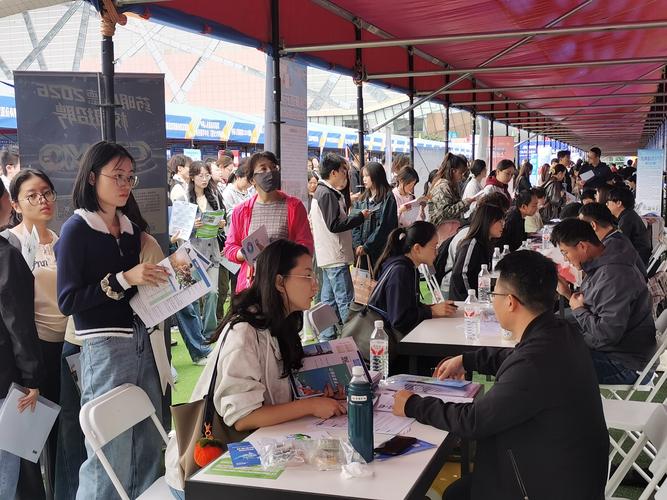 毕业生与中小企业双选会面对面交流