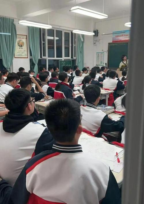 高中生课堂低效率抄笔记实拍场景