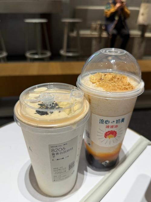 撕掉标签的盲测奶茶桌面实拍图