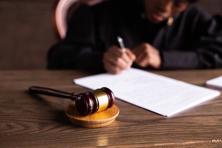 离婚律所律师整理婚姻家事案件证据材料的桌面