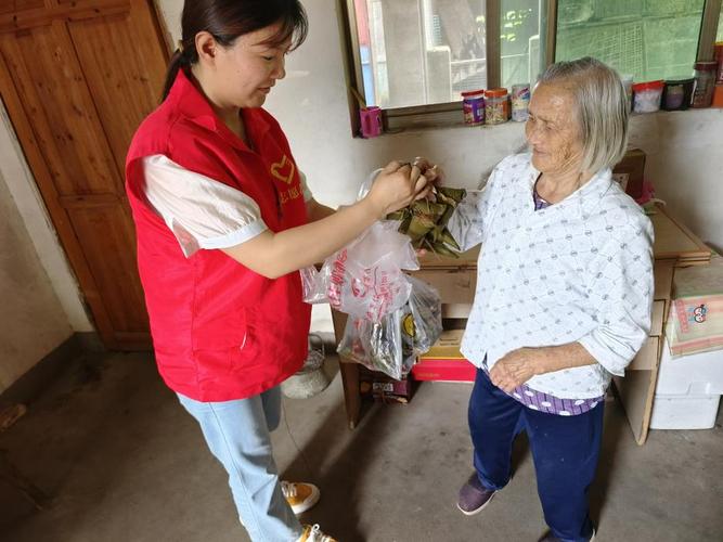 小学女生给独居老人递粽子的纪实抓拍