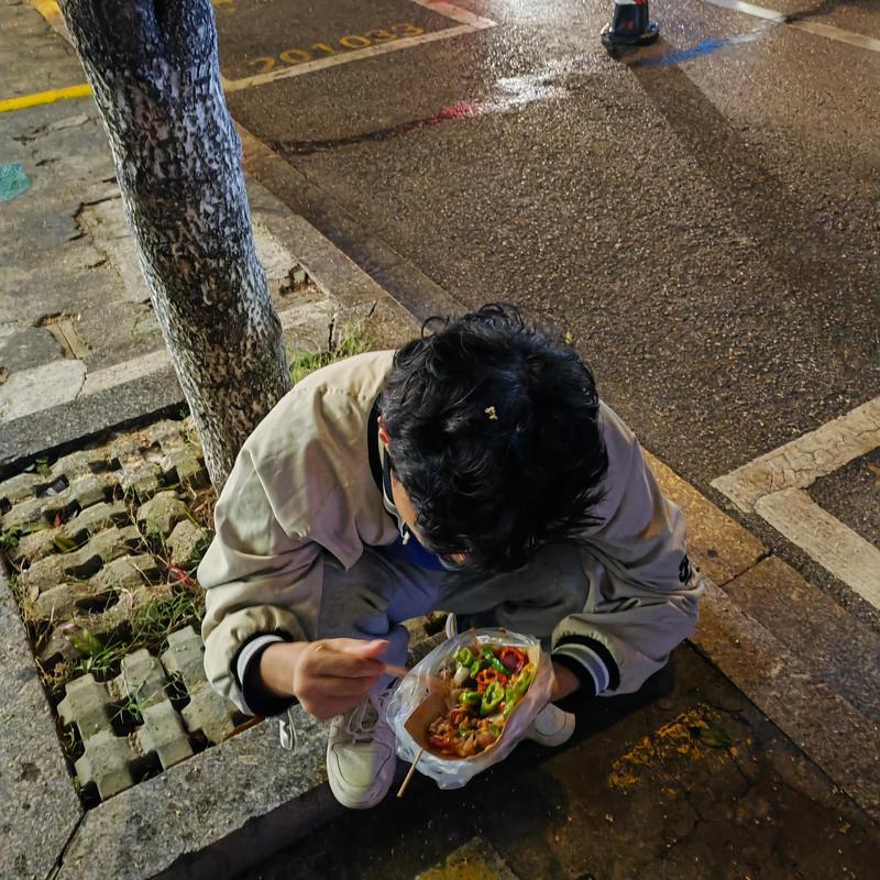 都市青年独自吃饭表情落寞