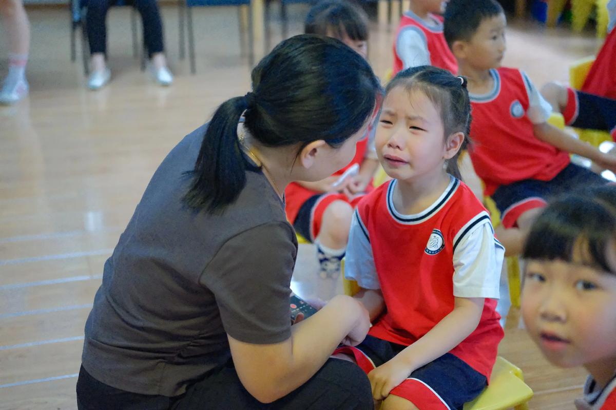 幼儿园教室门口母子告别场景