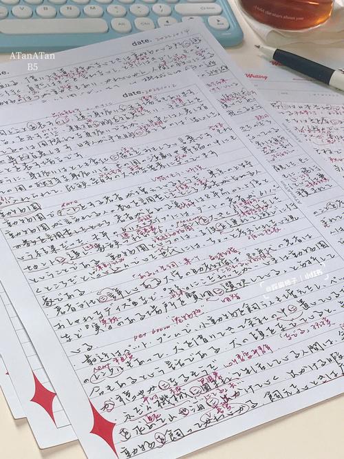 杂乱无章的手写笔记堆积照片