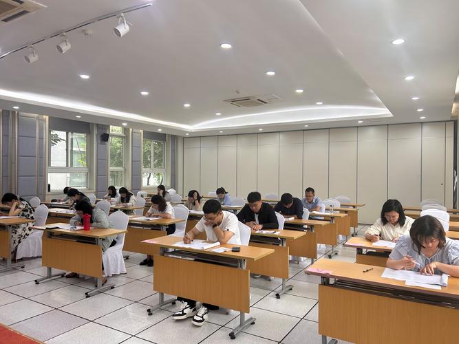 新高考学生选科咨询教室场景图