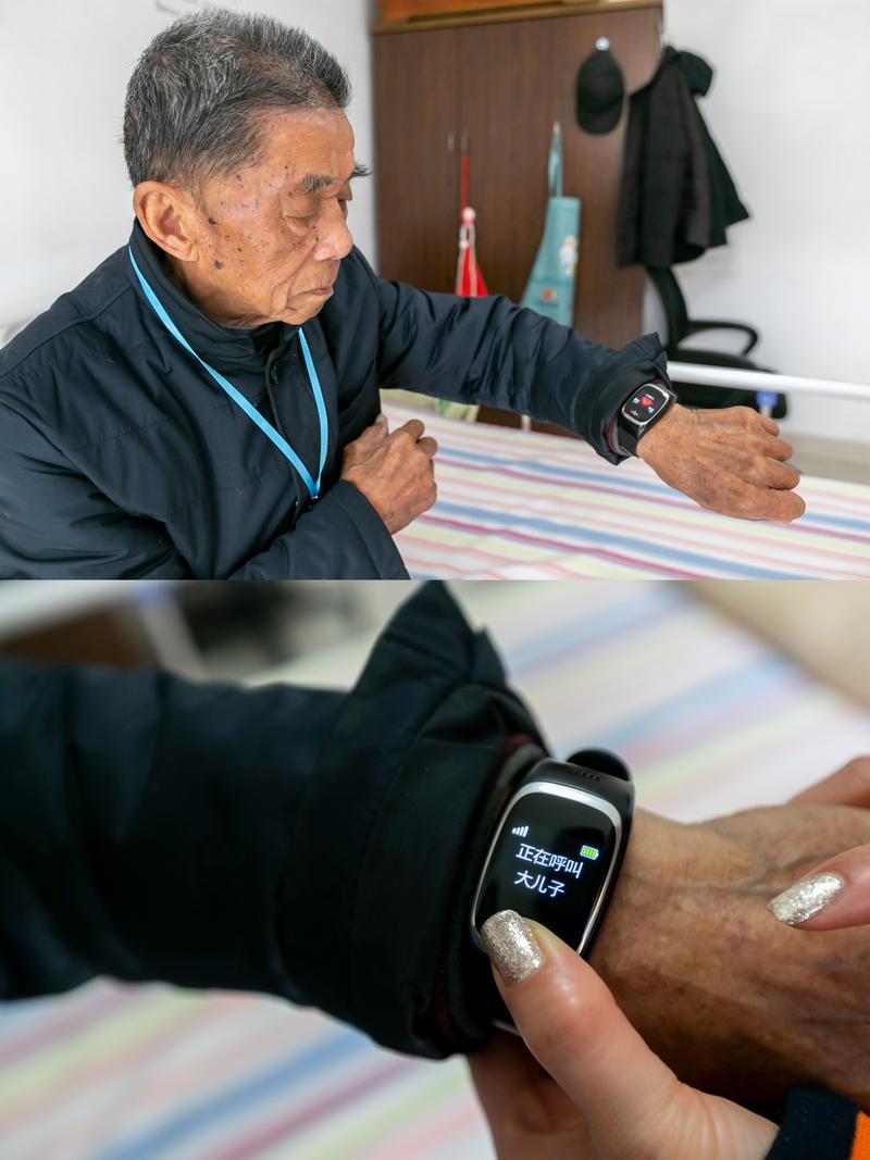 老人佩戴一键呼救智能手环居家场景图