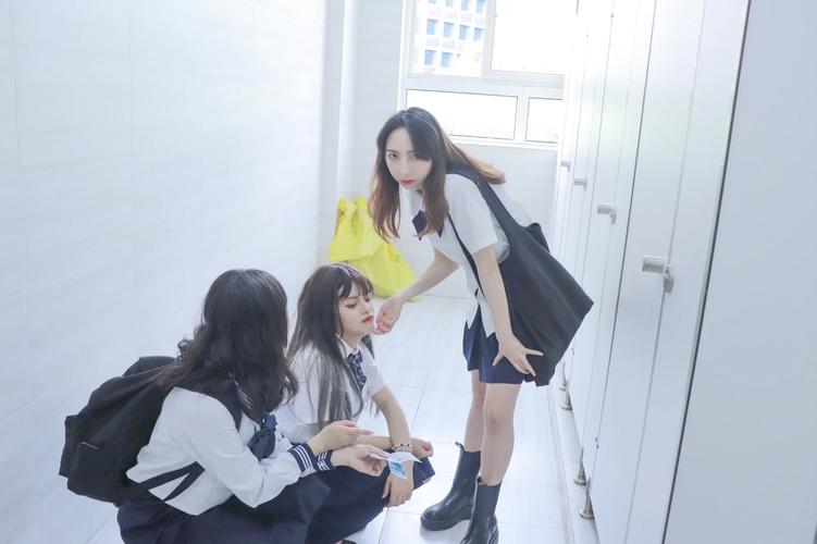 初中女生在教学楼卫生间门口扎堆私语的写实抓拍