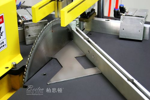 型材切割机内部导轨与丝杠细节对比图