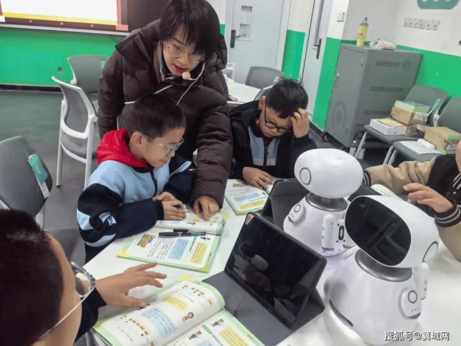 小学信息科技课堂学生讨论机器人算法