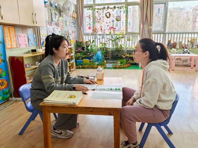 家长会后家长私下聊天聊孩子交友场景
