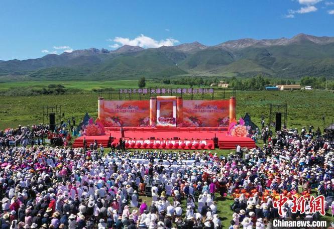 青海大通老爷山六月六花儿会现场