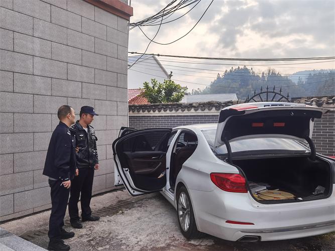 法院执行局查封车辆现场