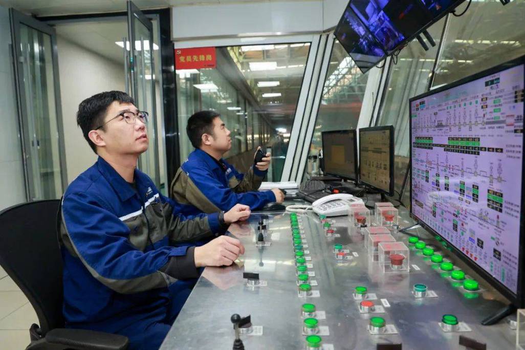 新型数字化冶金炼钢中控室操作场景图