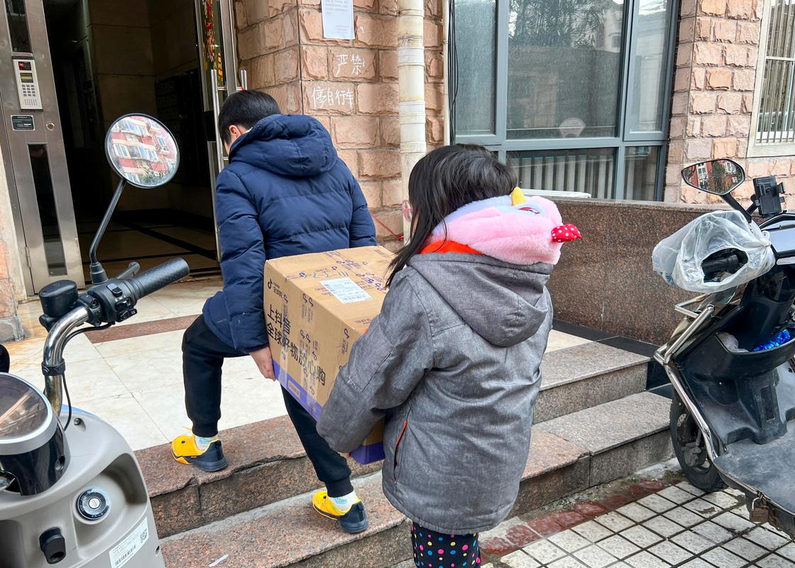 工厂大院里的十岁小大人：那些提前长大的童年-超级宝贝