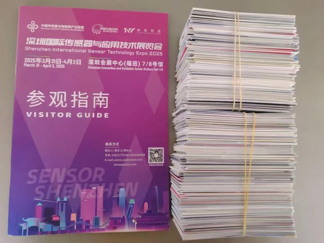 B2B展会工作人员在展台整理收集到的客户名片堆