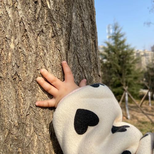 宝妈带2岁宝宝在小区摸树皮感知自然