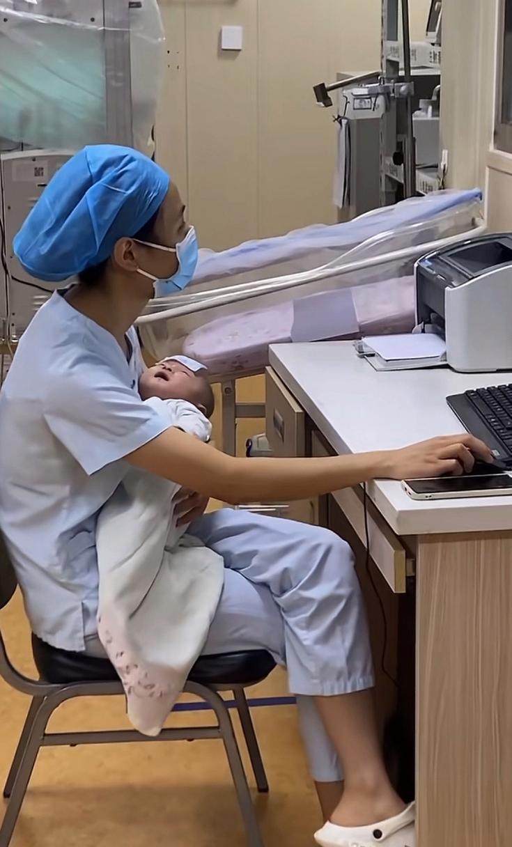 新手妈妈深夜抱发烧婴儿在急诊留观室长椅