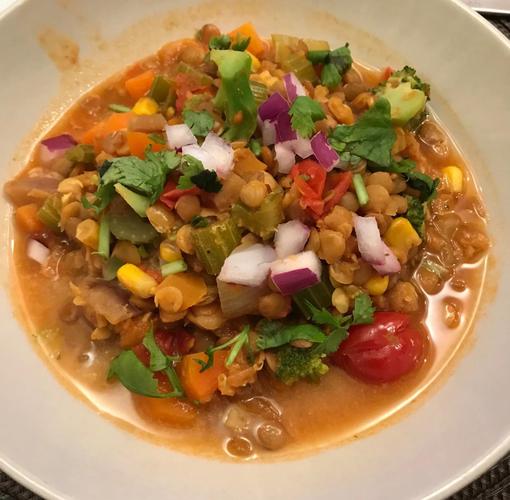 素食高蛋白扁豆炖菜特写图