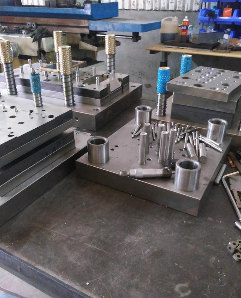 机加工车间橡胶模具故障拆模现场