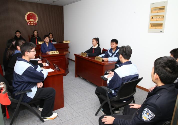 青少年模拟法庭现场 学生穿法袍扮演法官 摄影