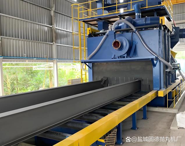 重工车间钢铁构件抛丸除锈作业现场