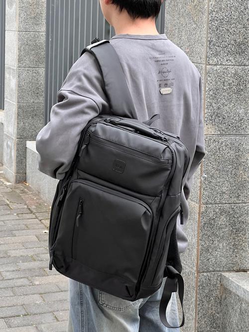 日常通勤背包悬挂驱蚊小包位置示意