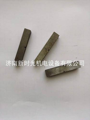 带V型缺口的金属冲击试样特写
