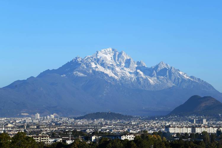 云南丽江玉龙雪山主峰积雪远景
