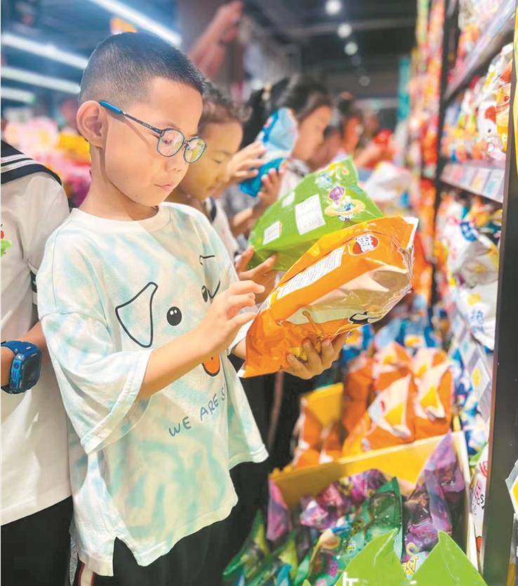 儿童在超市看食品营养成分图表场景