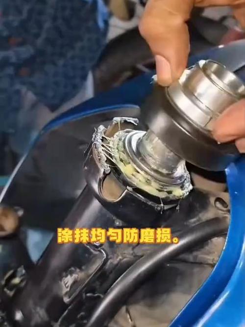 维修师傅清洗雨刮轴轴承涂抹锂基脂