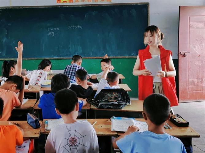三支一扶支教老师在乡村小学上课场景