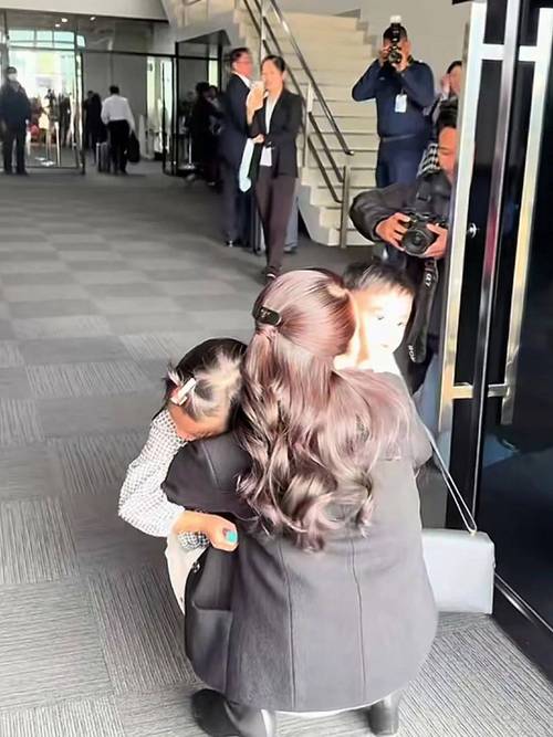 妈妈蹲下身抱安抚发脾气后宝宝温馨场景