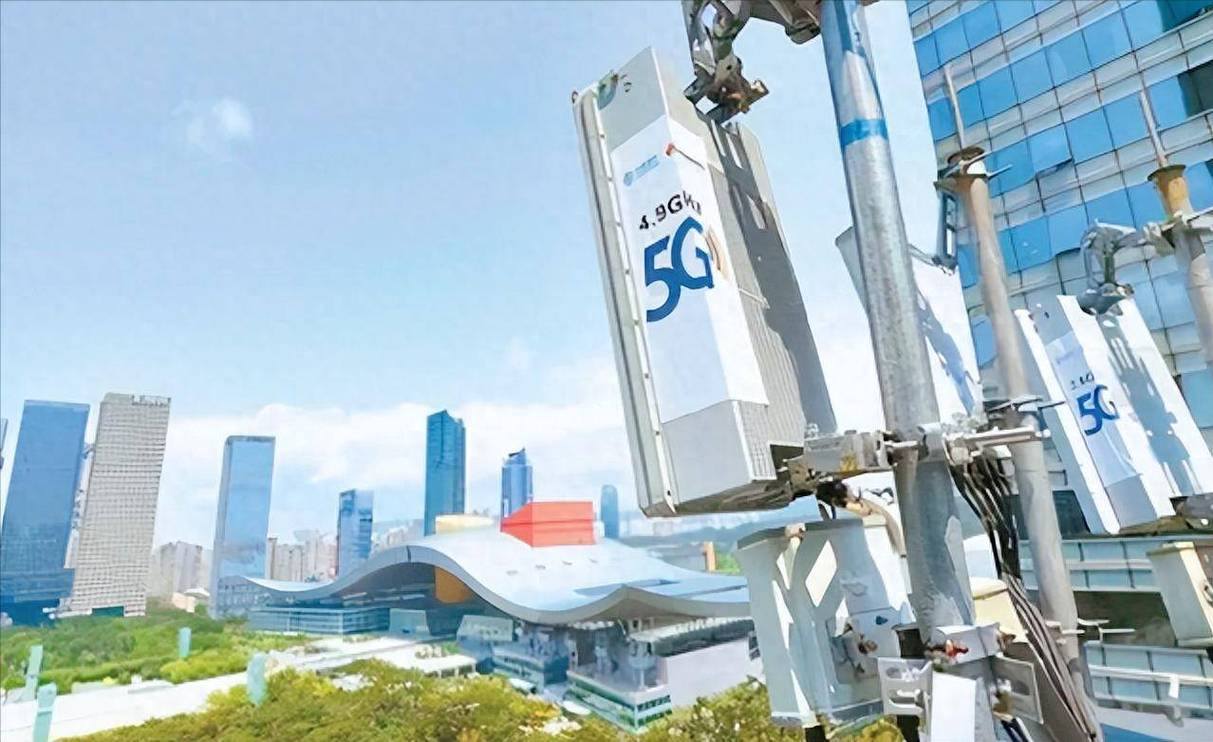 城市街头5G通信基站部署实拍图