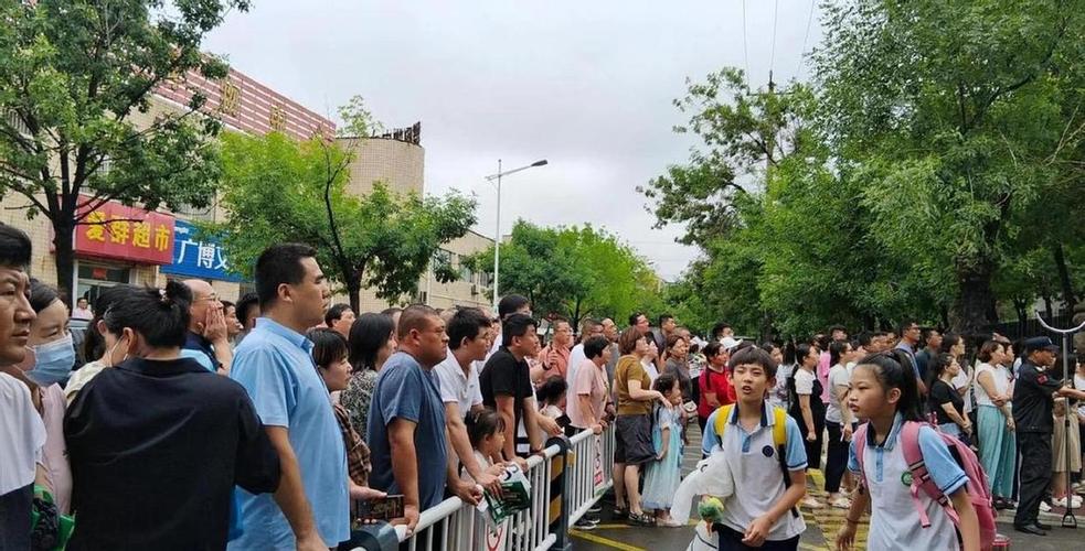妈妈和小学放学的孩子在电梯里聊天的日常场景