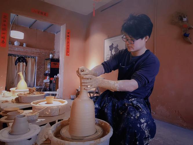 手工陶艺工作室主理人在整理自己过往作品的实拍图