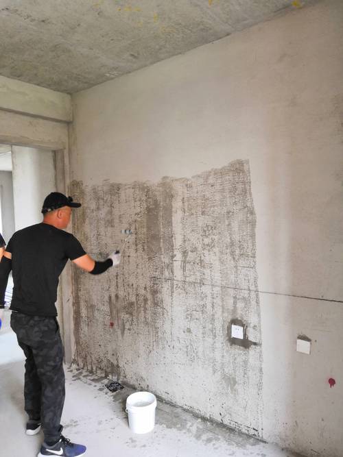 毛坯房墙面掉沙刷界面剂施工现场