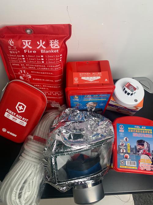 家庭应急包物品实物摆放 手电筒灭火器急救包在抽屉中