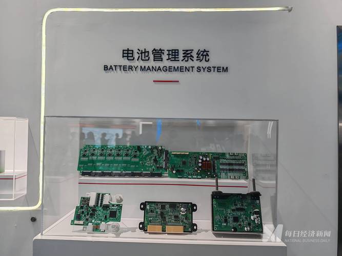 工业锂电池组内部结构特写,展示电芯和BMS