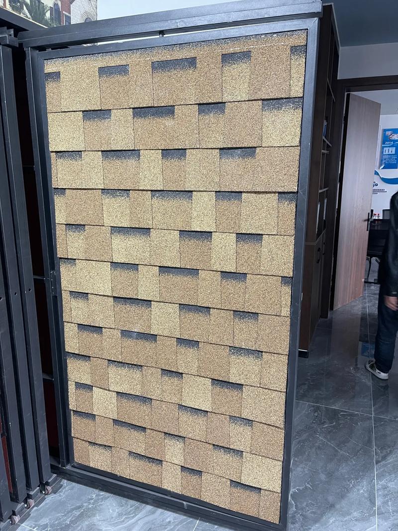 建材市场样品架上不同色彩砂沥青瓦实拍