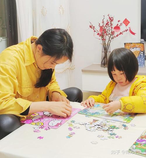 家长在旁记录幼儿连续玩拼图时长的写实场景