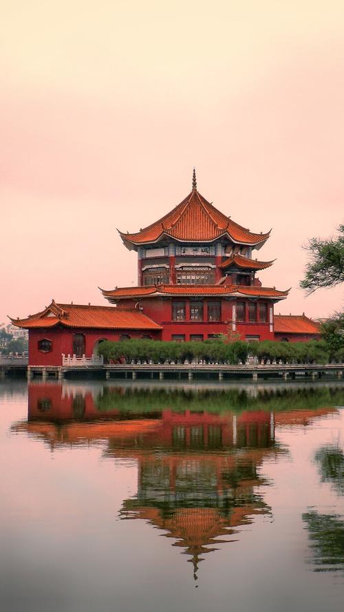 蒙自南湖湖心亭古建倒影