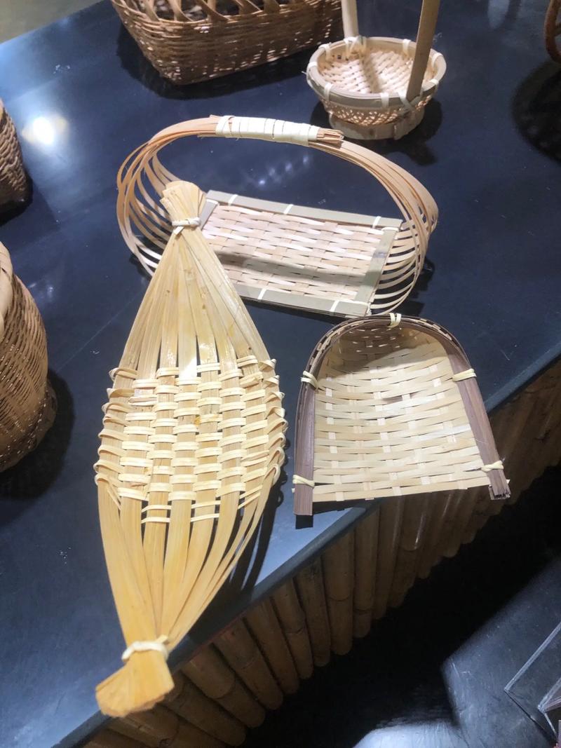 山区小学学生向结对城市学生展示竹编工艺