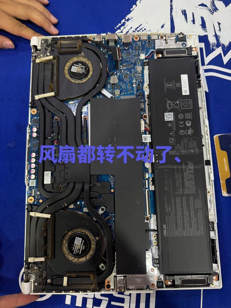 电脑主板清灰前后散热器灰尘对比图